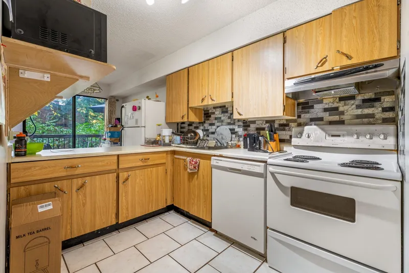 208 7144 133B STREET - photo 3 of 20