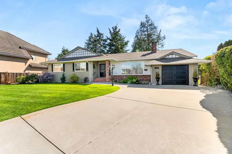 7791 GABRIOLA CRESCENT - photo 1 of 40