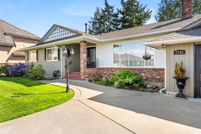 7791 GABRIOLA CRESCENT - photo 4 of 40