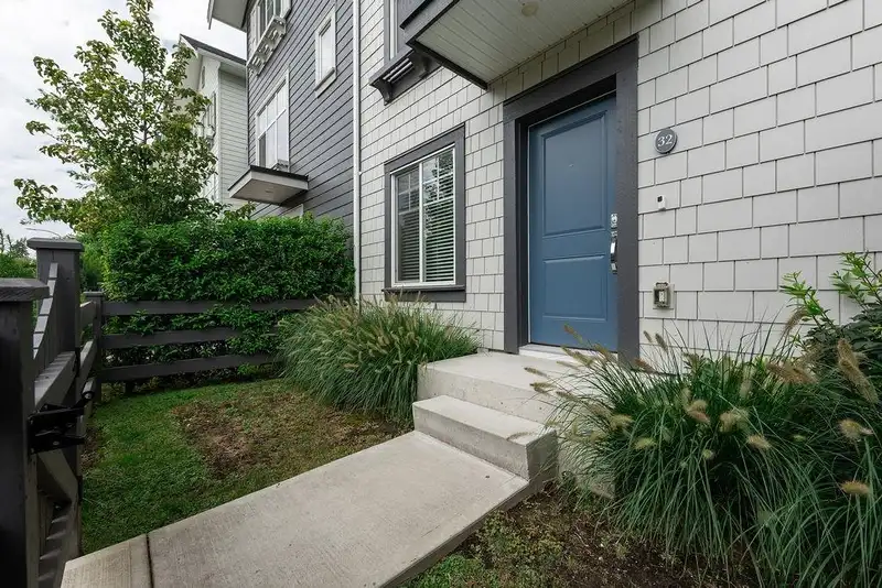 32 15489 99A AVENUE - photo 3 of 40