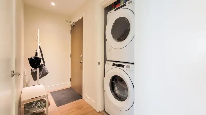 2101 258 NELSON'S COURT - photo 4 of 19