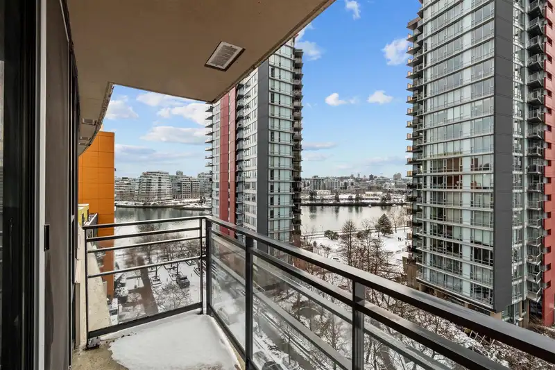 1005 33 SMITHE STREET - photo 2 of 31