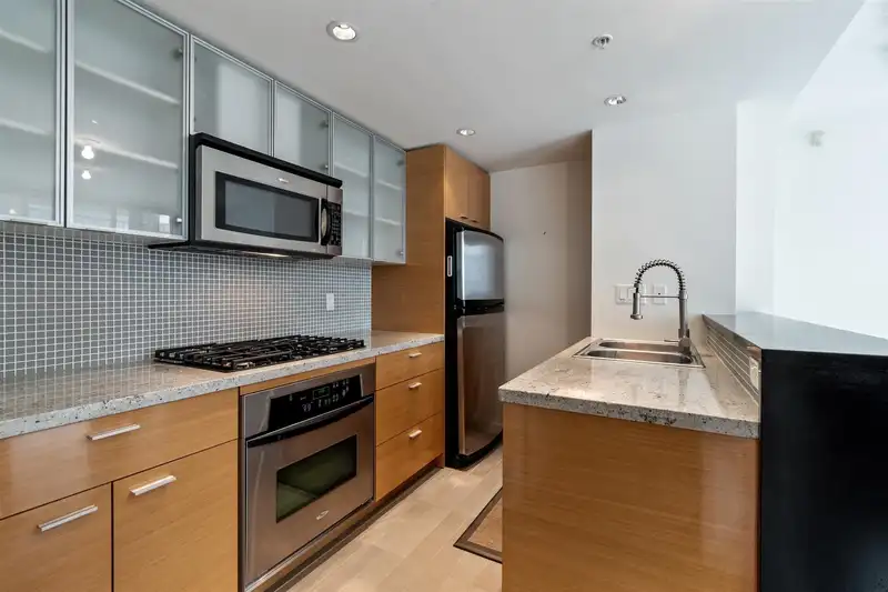 1005 33 SMITHE STREET - photo 4 of 31