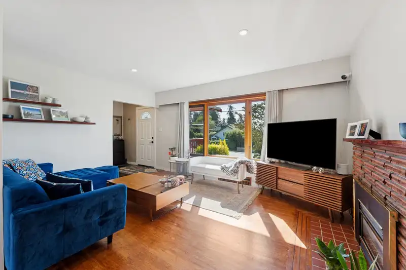 430 W KINGS ROAD - photo 2 of 35