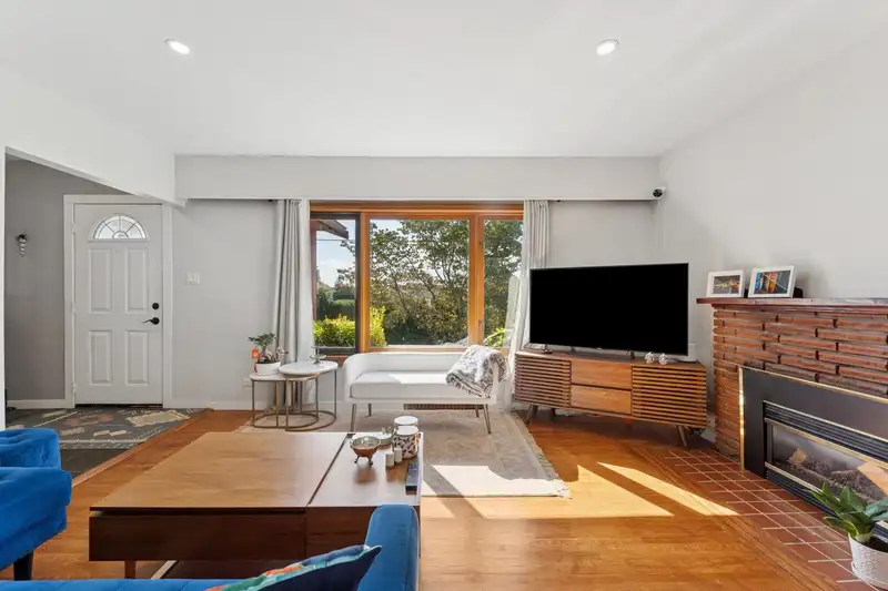 430 W KINGS ROAD - photo 3 of 35