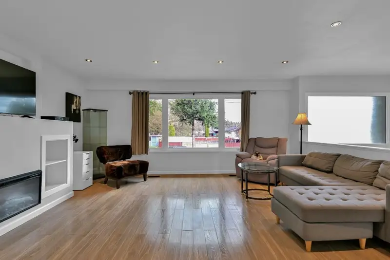 14486 109 AVENUE - photo 3 of 25