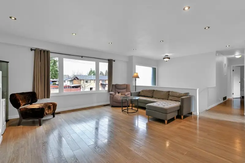 14486 109 AVENUE - photo 4 of 25