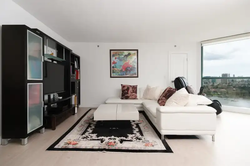 2202 289 DRAKE STREET - photo 3 of 40