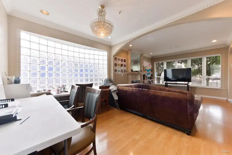 3207 VIMY CRESCENT - photo 4 of 38