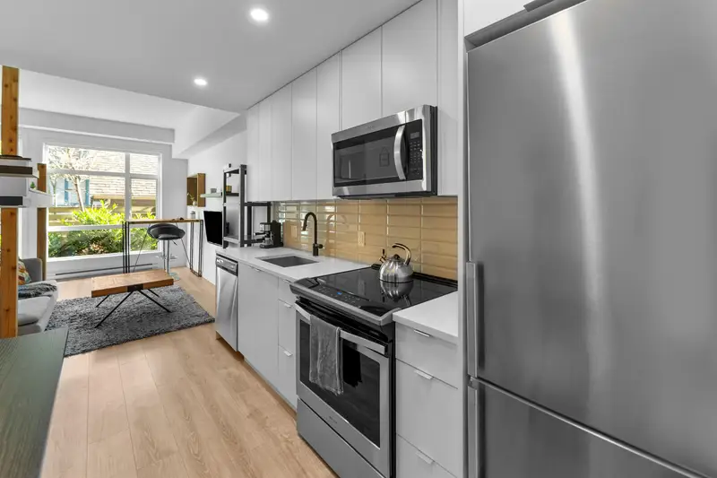 104 610 BRANTFORD STREET - photo 4 of 14