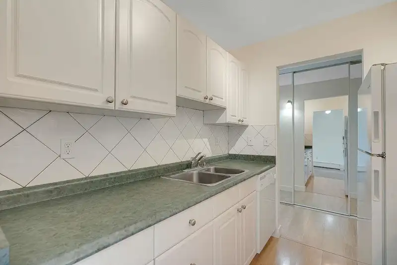 312 7473 140 STREET - photo 3 of 37