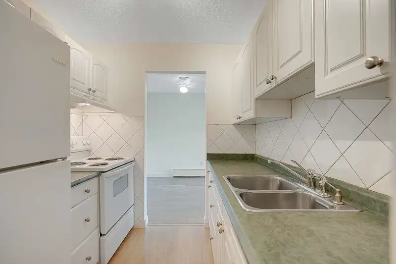 312 7473 140 STREET - photo 4 of 37