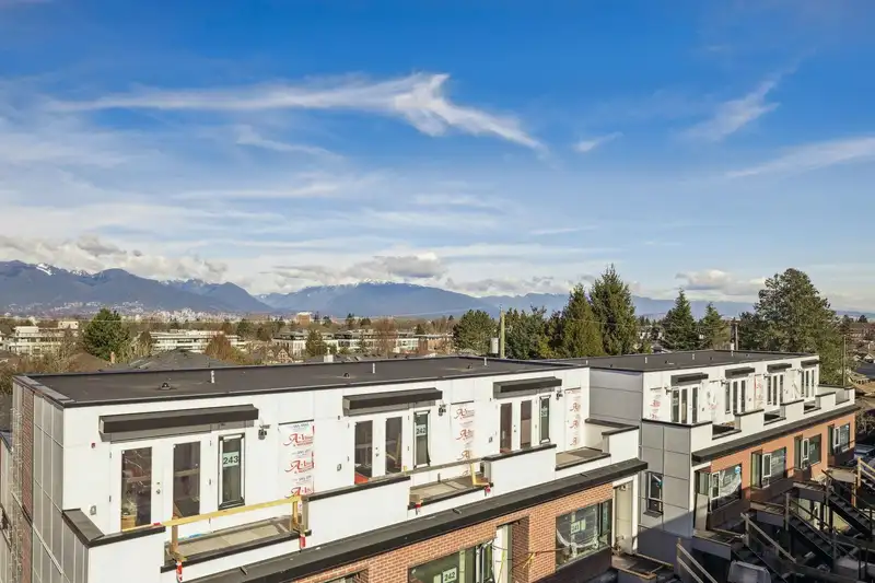 133 473 W 28TH AVENUE - photo 4 of 12