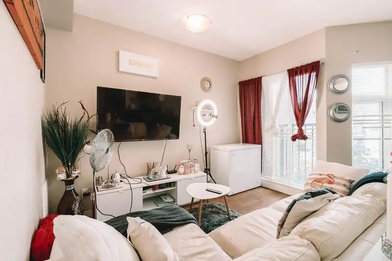 417 13728 108 AVENUE - photo 3 of 13