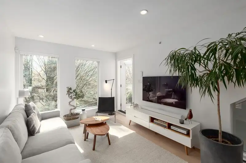 1425 E 1ST AVENUE - photo 2 of 34