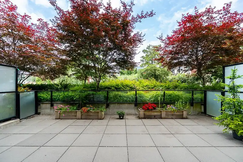 218 725 MARINE DRIVE - photo 1 of 28