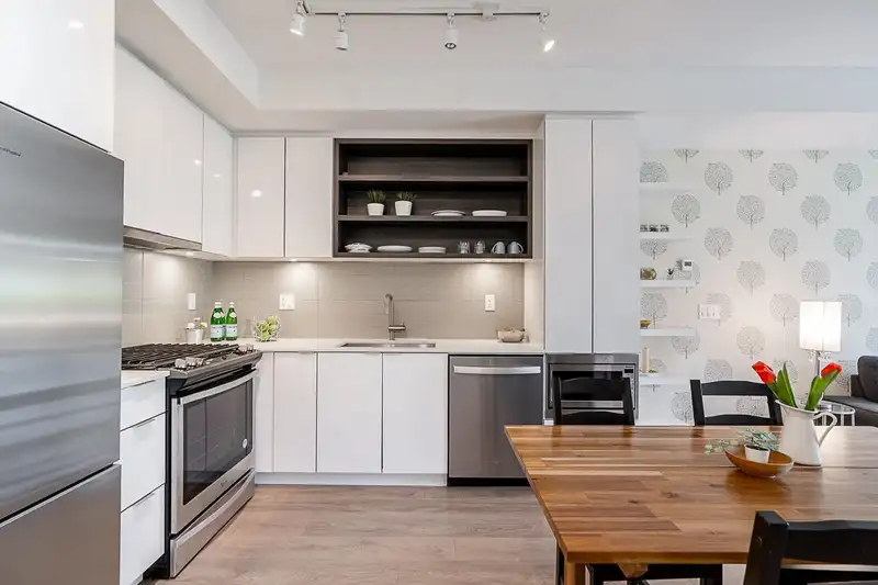 218 725 MARINE DRIVE - photo 3 of 28