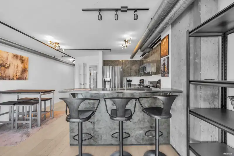 608 27 ALEXANDER STREET - photo 4 of 37
