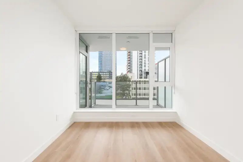 409 9675 KING GEORGE BOULEVARD - photo 3 of 32