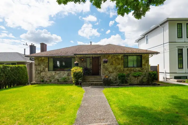 831 HOLDOM AVENUE - photo 1 of 34