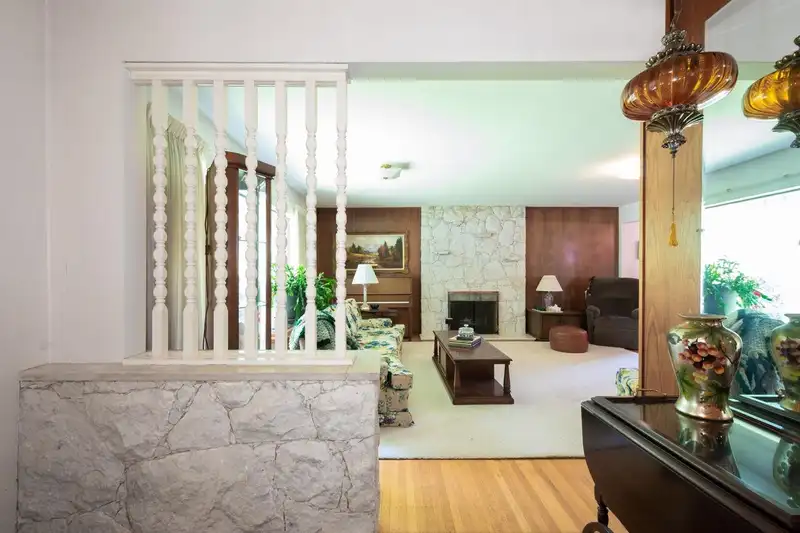 831 HOLDOM AVENUE - photo 3 of 34