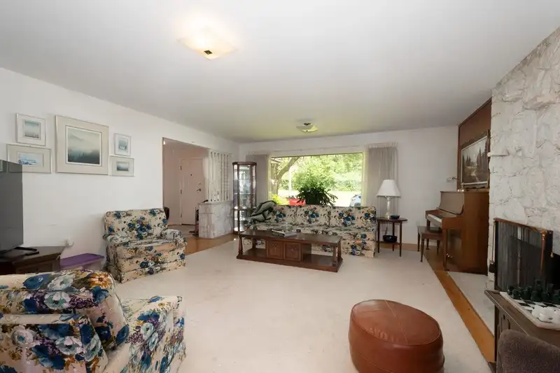 831 HOLDOM AVENUE - photo 4 of 34