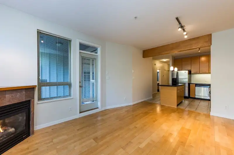 208 560 RAVEN WOODS DRIVE - photo 2 of 33