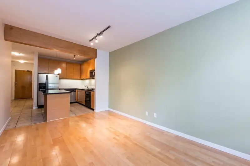 208 560 RAVEN WOODS DRIVE - photo 3 of 33