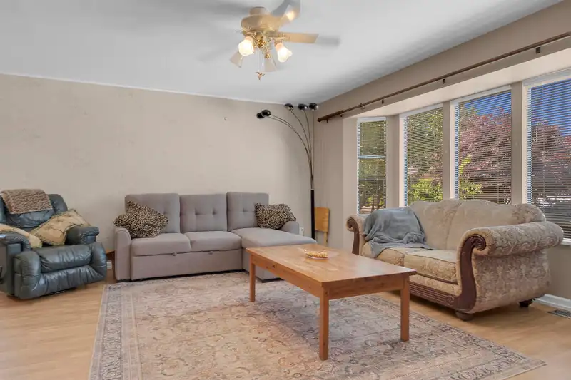 19976 49 AVENUE - photo 3 of 28