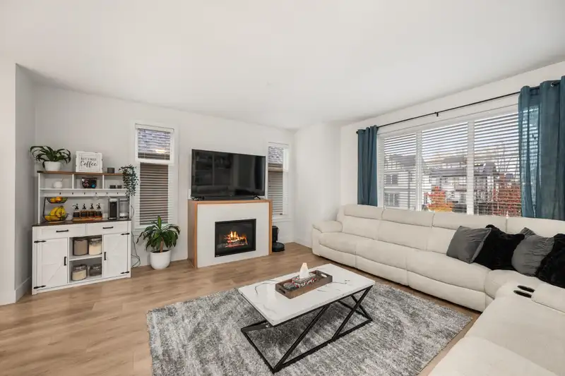 81 8217 204B STREET - photo 3 of 40