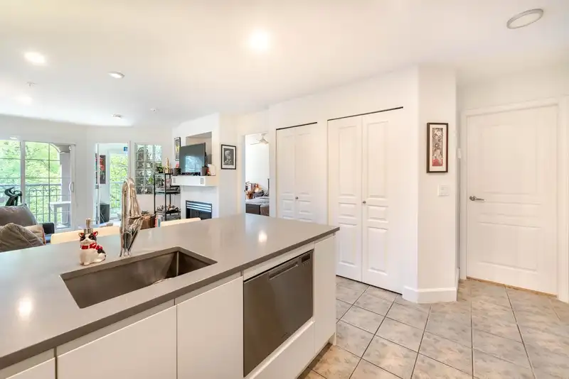 308 1989 DUNBAR STREET - photo 3 of 26