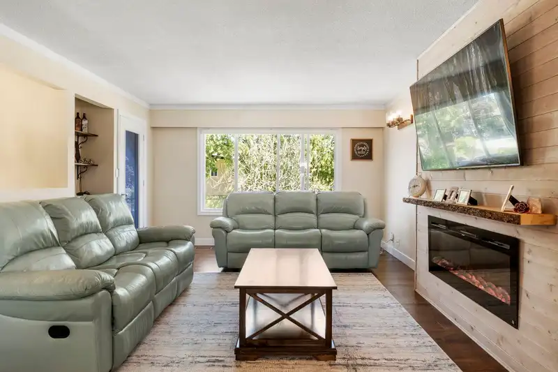 8645 114A STREET - photo 4 of 39