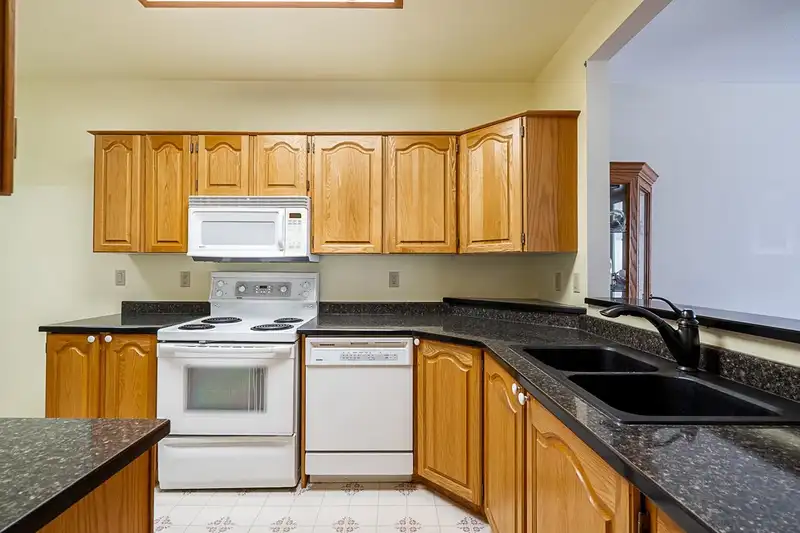 308 15300 17 AVENUE - photo 3 of 29