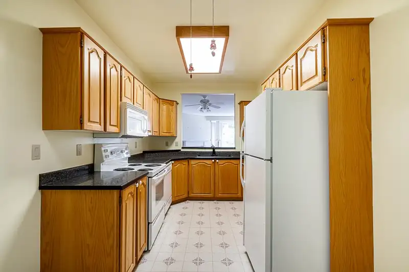 308 15300 17 AVENUE - photo 4 of 29