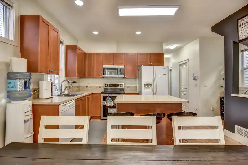 6914 190 STREET - photo 4 of 11