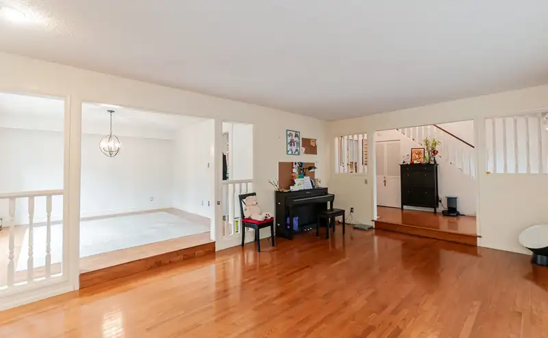7660 GOLDSTREAM DRIVE - photo 4 of 37