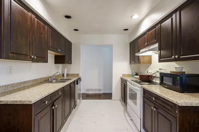 14860 89 AVENUE - photo 1 of 25