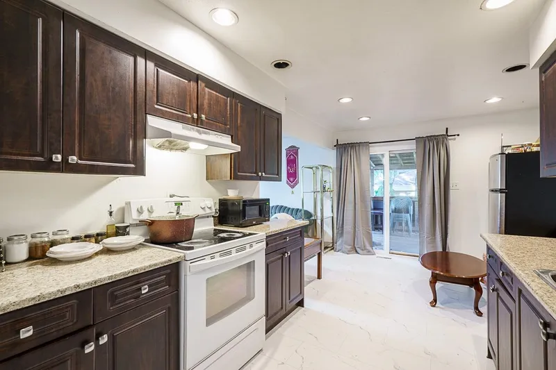 14860 89 AVENUE - photo 2 of 25