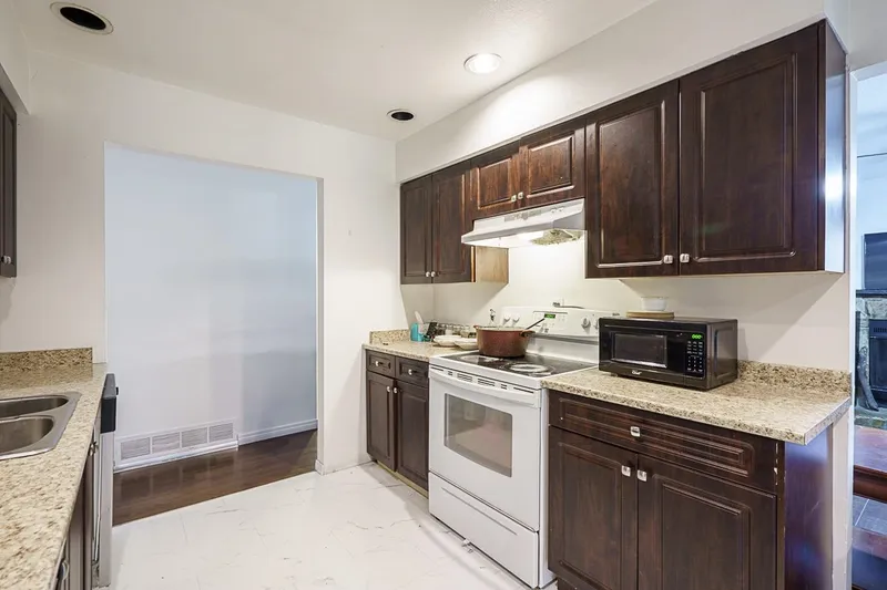 14860 89 AVENUE - photo 3 of 25