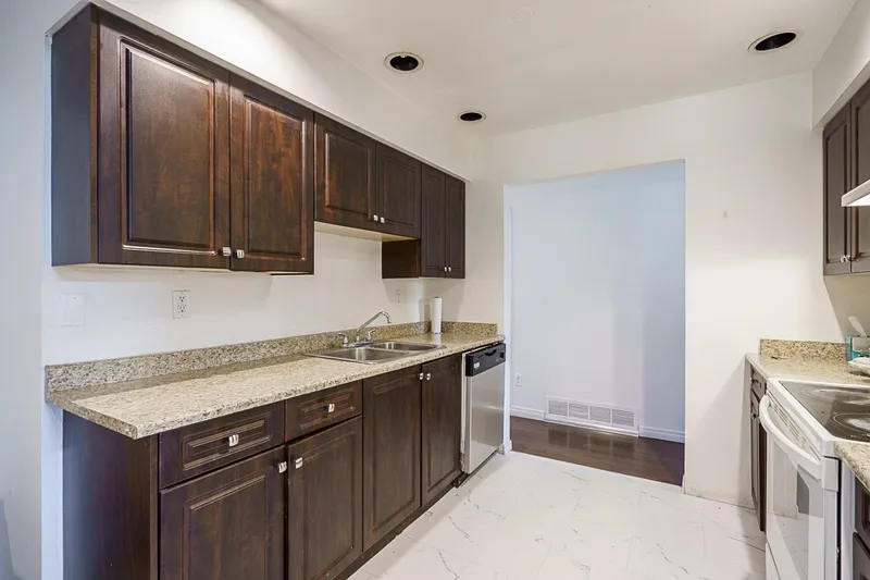 14860 89 AVENUE - photo 4 of 25