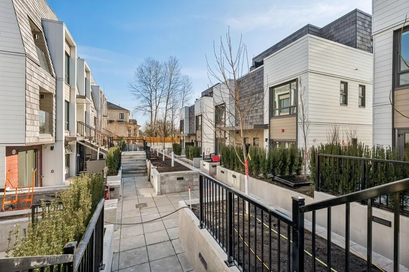 105 378 W 45TH AVENUE - photo 2 of 24