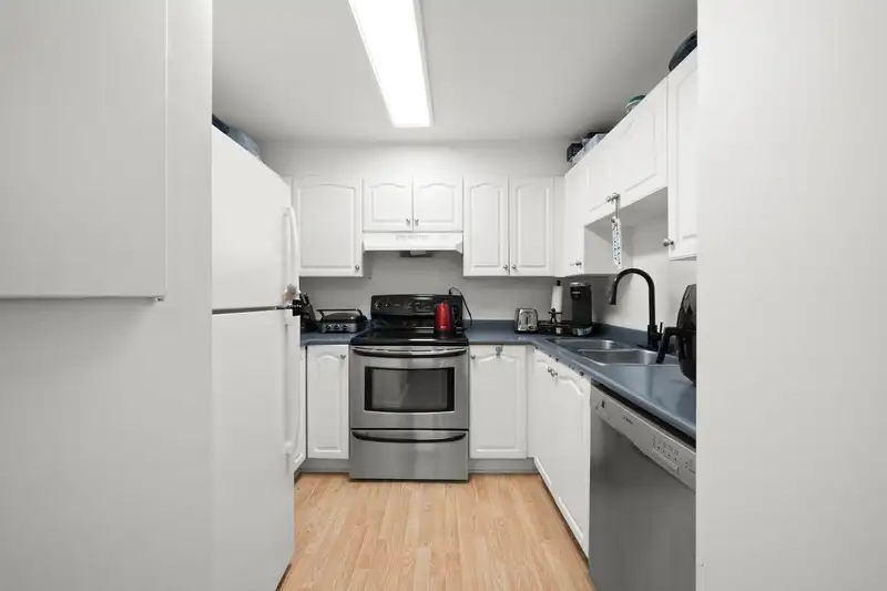 25 2378 RINDALL AVENUE - photo 3 of 23