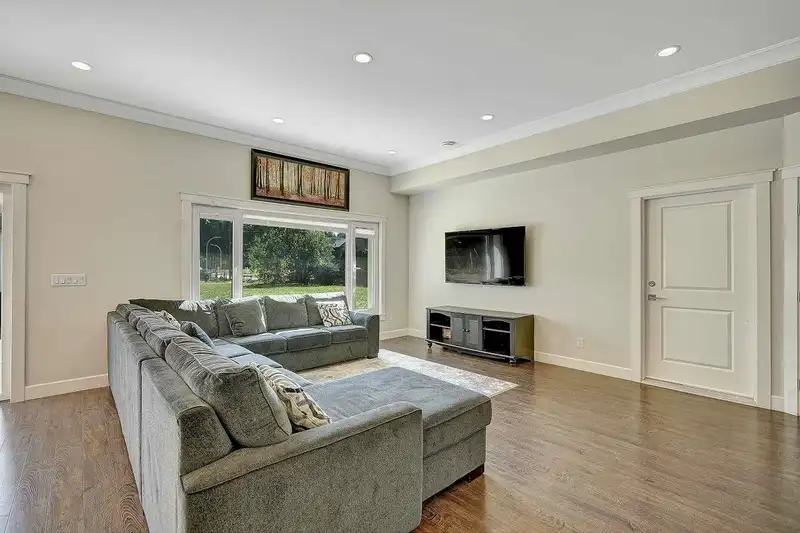 20210 28 AVENUE - photo 4 of 40