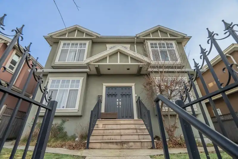 7258 VICTORIA DRIVE - photo 2 of 26