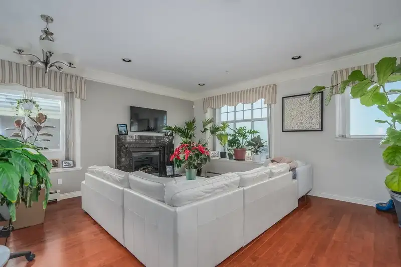 7258 VICTORIA DRIVE - photo 3 of 26