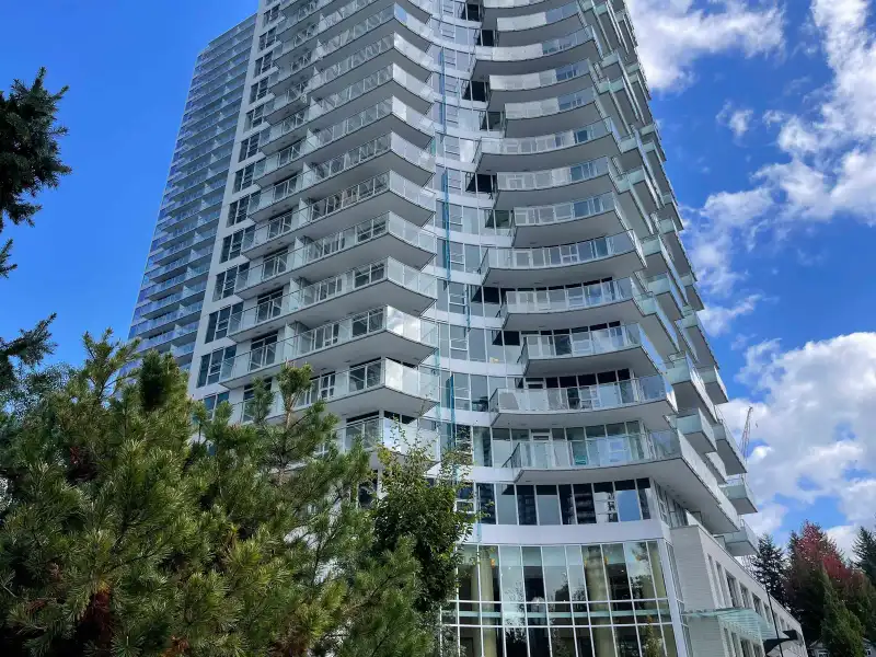 407 13768 100 AVENUE - photo 1 of 9
