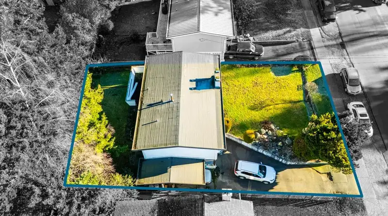 11379 90 AVENUE - photo 2 of 20