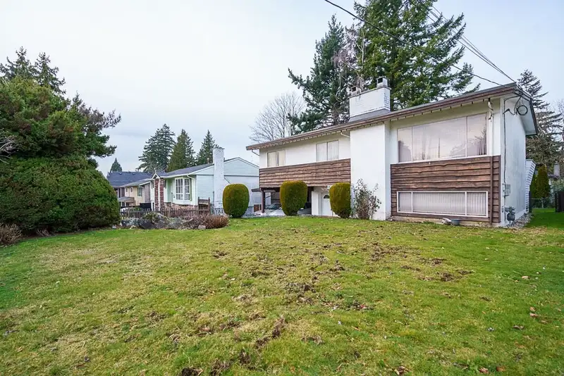 11379 90 AVENUE - photo 3 of 20