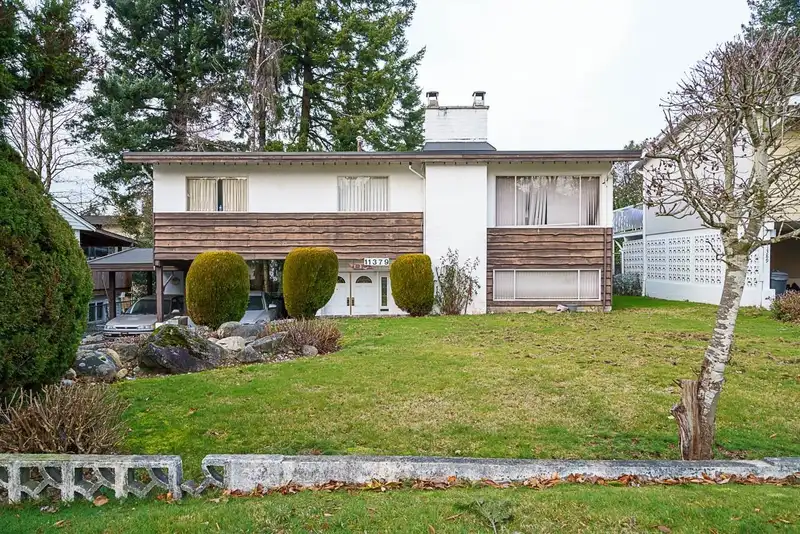 11379 90 AVENUE - photo 4 of 20