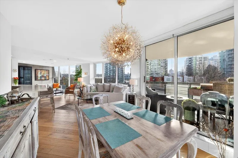 603 1009 EXPO BOULEVARD - photo 2 of 25